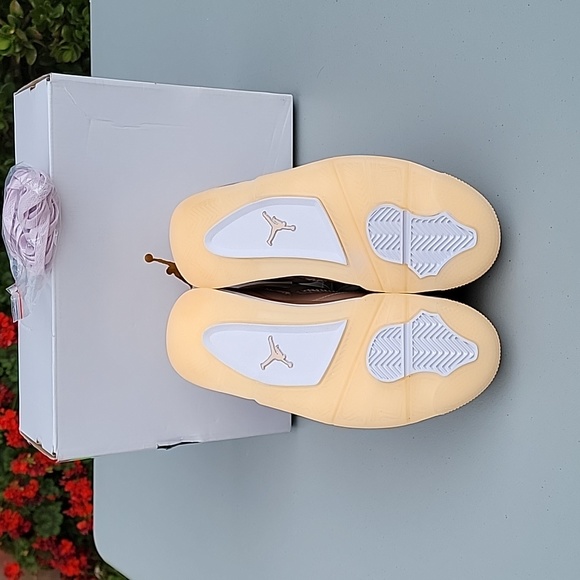 Air Jordan 4 retro, size 7 Womens - Picture 3 of 4